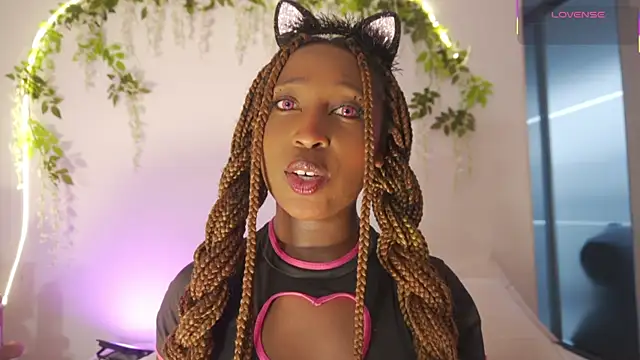 Snapshot of EmmaSanzz_ chatting on 12/18/25, 11:38 EmmaSanzz online show from 12/18/25, 11:38