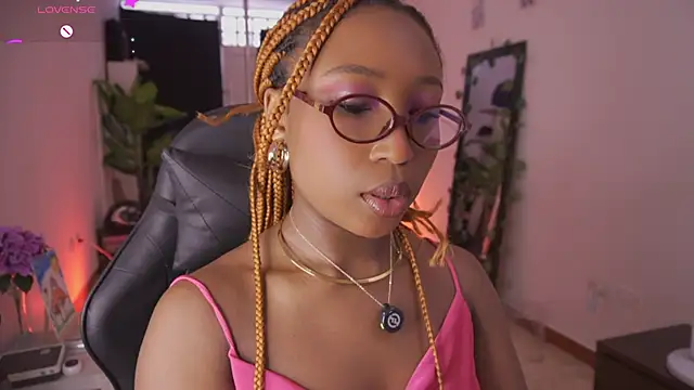 Snapshot of EmmaSanzz_ chatting on 03/16/26, 03:49 EmmaSanzz online show from 03/16/26, 03:49