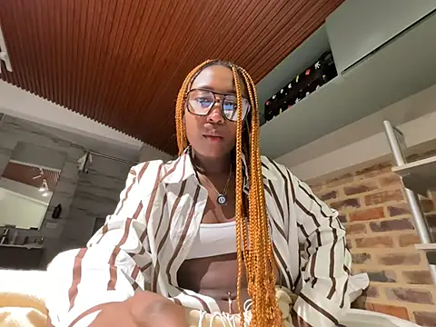 Snapshot of EmmaSanzz_ chatting on 03/27/26, 11:32 EmmaSanzz online show from 03/27/26, 11:32