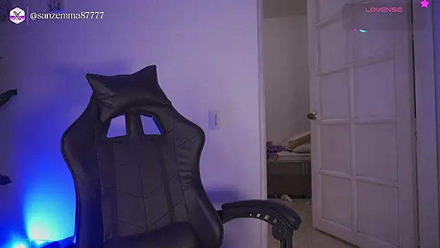 Snapshot of EmmaSanzz_ chatting on 04/16/26, 11:44 EmmaSanzz online show from 04/16/26, 11:44