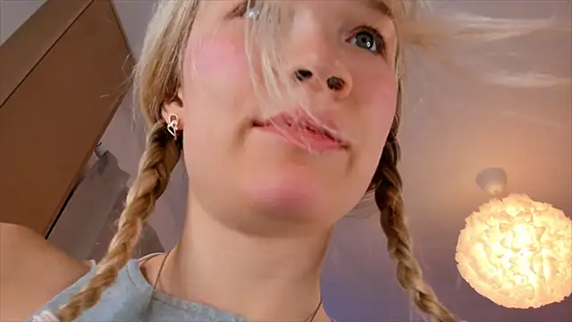 Lily Young online show from 12/19/25, 04:08