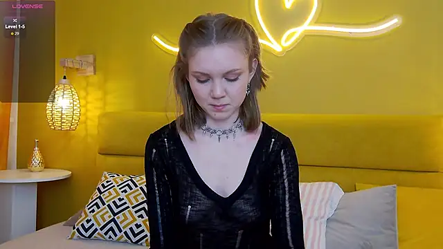 Snapshot of lessysweety chatting on 10/16/25, 03:18 lessysweety online show from 10/16/25, 03:18