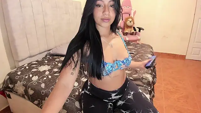 Snapshot of julieth_hot69 chatting on 12/17/24, 07:48 julieth hot69 online show from 12/17/24, 07:48