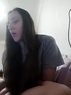 Snapshot of emeli_moon chatting on 12/18/25, 06:36 emeli moon online show from 12/18/25, 06:36