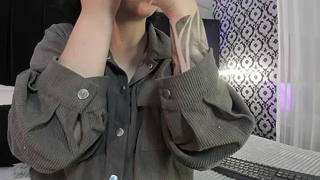 Snapshot of Adeelinee chatting on 11/18/25, 07:40 Adeelinee online show from 11/18/25, 07:40