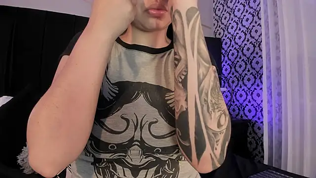 Snapshot of Adeelinee chatting on 12/01/25, 07:41 Adeelinee online show from 12/01/25, 07:41