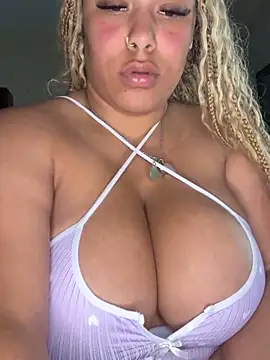 Snapshot of lovelymyah chatting on 03/21/25, 12:18 lovelymyah online show from 03/21/25, 12:18