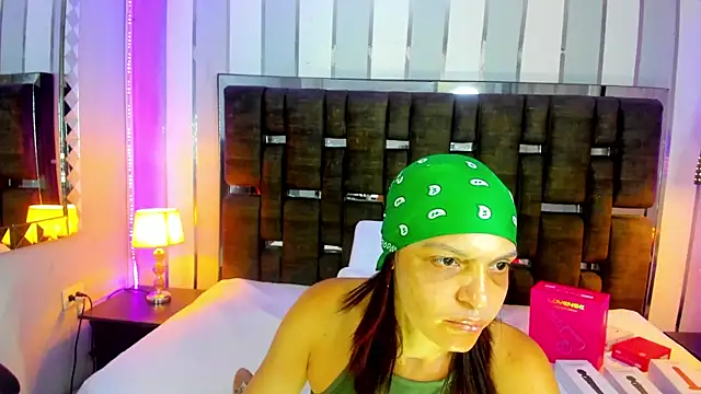 Snapshot of KatteMoss chatting on 05/17/26, 08:05 KatteMoss online show from 05/17/26, 08:05