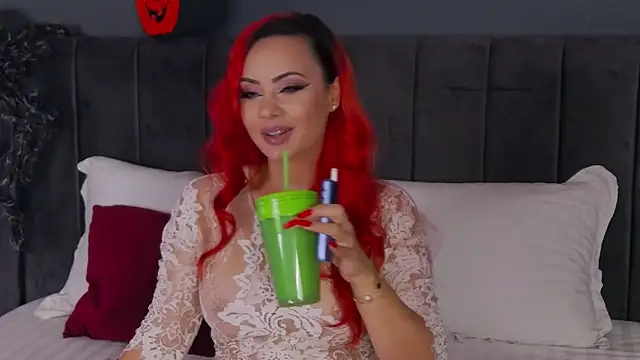 Snapshot of Emmelyn chatting on 10/28/25, 05:44 Emmelyn online show from 10/28/25, 05:44