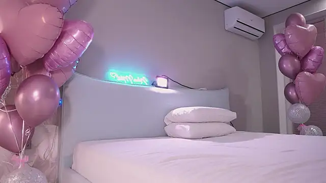 Snapshot of NinaMint chatting on 12/14/25, 06:23 NinaMint online show from 12/14/25, 06:23