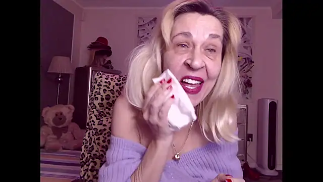 Snapshot of HornyMilf_555 chatting on 12/22/25, 02:47 HornyMilf 555 online show from 12/22/25, 02:47