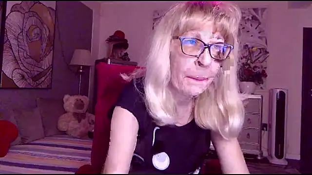 Snapshot of HornyMilf_555 chatting on 02/11/26, 04:12 HornyMilf 555 online show from 02/11/26, 04:12