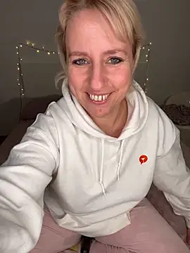 MariaValentine online show from 12/17/25, 04:02