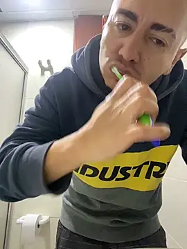 Snapshot of DanielGomez9 chatting on 12/27/24, 01:00 DanielGomez9 online show from 12/27/24, 01:00