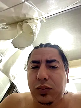 Snapshot of DanielGomez9 chatting on 09/18/25, 01:02 DanielGomez9 online show from 09/18/25, 01:02