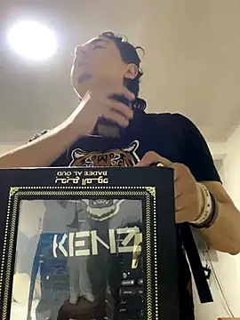 Snapshot of DanielGomez9 chatting on 09/29/25, 02:22 DanielGomez9 online show from 09/29/25, 02:22