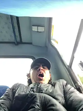 Snapshot of DanielGomez9 chatting on 11/17/25, 12:11 DanielGomez9 online show from 11/17/25, 12:11