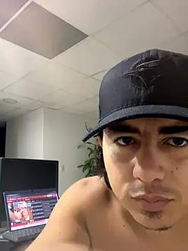 Snapshot of DanielGomez9 chatting on 12/16/25, 06:51 DanielGomez9 online show from 12/16/25, 06:51