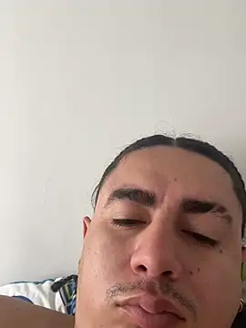 Snapshot of DanielGomez9 chatting on 03/28/26, 01:33 DanielGomez9 online show from 03/28/26, 01:33