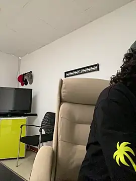 Snapshot of DanielGomez9 chatting on 04/08/26, 04:51 DanielGomez9 online show from 04/08/26, 04:51