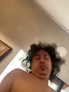 Snapshot of DanielGomez9 chatting on 04/13/26, 01:05 DanielGomez9 online show from 04/13/26, 01:05