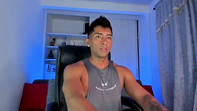 Snapshot of Couple_muscle1 chatting on 12/04/24, 02:59 Couple muscle1 online show from 12/04/24, 02:59