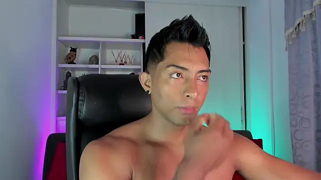 Snapshot of Couple_muscle1 chatting on 12/13/24, 02:49 Couple muscle1 online show from 12/13/24, 02:49