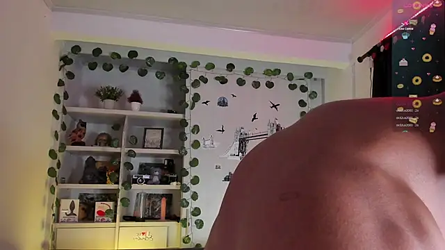 Snapshot of Couple_muscle1 chatting on 12/23/24, 03:33 Couple muscle1 online show from 12/23/24, 03:33