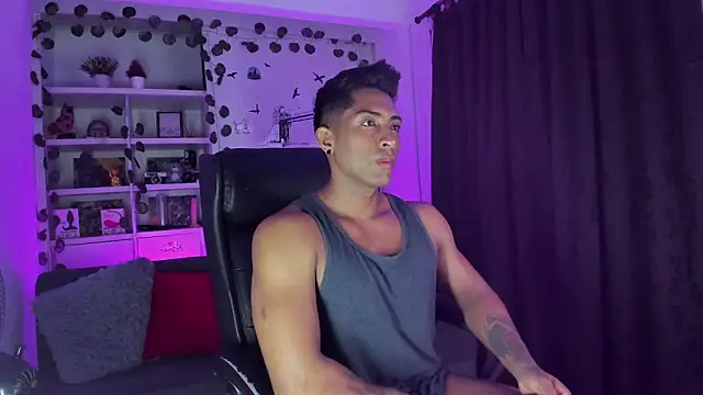 Snapshot of Couple_muscle1 chatting on 12/27/24, 08:50 Couple muscle1 online show from 12/27/24, 08:50