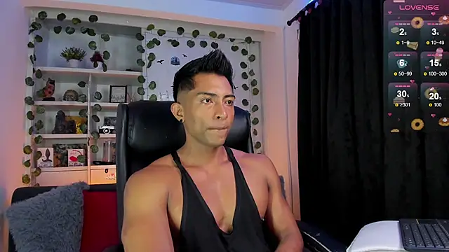 Snapshot of Couple_muscle1 chatting on 12/29/24, 10:57 Couple muscle1 online show from 12/29/24, 10:57