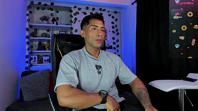 Snapshot of Couple_muscle1 chatting on 12/30/24, 11:49 Couple muscle1 online show from 12/30/24, 11:49