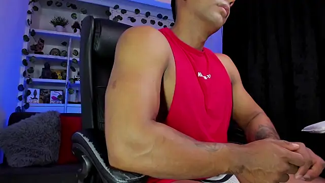 Snapshot of Couple_muscle1 chatting on 01/02/25, 11:06 Couple muscle1 online show from 01/02/25, 11:06