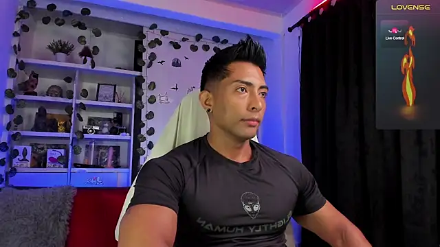 Snapshot of Couple_muscle1 chatting on 01/10/25, 01:31 Couple muscle1 online show from 01/10/25, 01:31