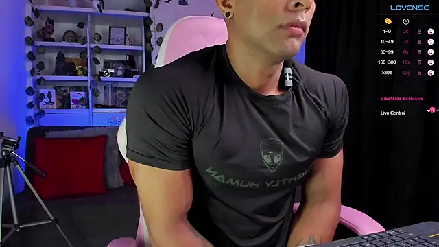 Snapshot of Couple_muscle1 chatting on 01/15/25, 01:41 Couple muscle1 online show from 01/15/25, 01:41