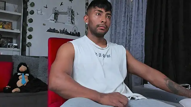 Snapshot of Couple_muscle1 chatting on 10/06/25, 07:00 Couple muscle1 online show from 10/06/25, 07:00