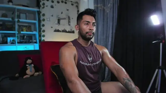 Snapshot of Couple_muscle1 chatting on 10/20/25, 08:53 Couple muscle1 online show from 10/20/25, 08:53