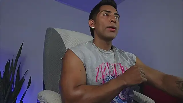 Snapshot of Couple_muscle1 chatting on 06/25/26, 11:53 Couple muscle1 online show from 06/25/26, 11:53