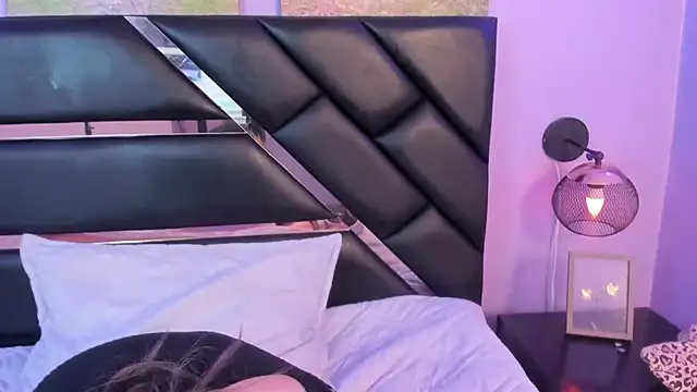 Snapshot of Annie_mone chatting on 03/19/25, 10:09 Annie mone online show from 03/19/25, 10:09