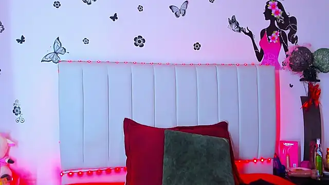 Snapshot of caro_lyne_ chatting on 04/20/26, 05:05 caro lyne online show from 04/20/26, 05:05