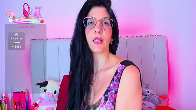 Snapshot of caro_lyne_ chatting on 06/19/26, 05:50 caro lyne online show from 06/19/26, 05:50