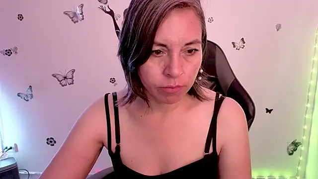 Snapshot of Lady_breaks_hearts chatting on 05/08/26, 01:16 Lady breaks hearts online show from 05/08/26, 01:16