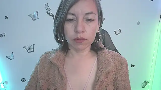 Snapshot of Lady_breaks_hearts chatting on 06/07/26, 12:09 Lady breaks hearts online show from 06/07/26, 12:09
