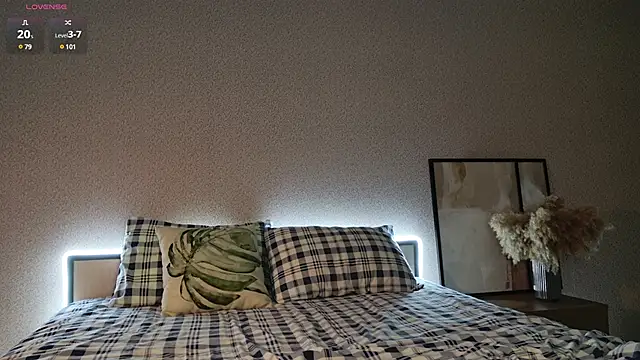 Snapshot of Hey_Kris chatting on 12/15/24, 05:10 Hey Kris online show from 12/15/24, 05:10