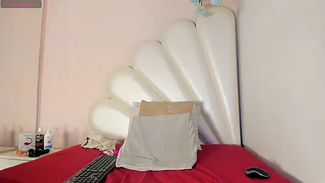 Snapshot of Lorena_Hawkins chatting on 02/19/25, 01:39 Lorena Hawkins online show from 02/19/25, 01:39