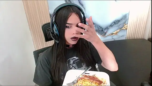 Snapshot of Dollbehavior_ chatting on 09/21/25, 02:35 Dollbehavior online show from 09/21/25, 02:35