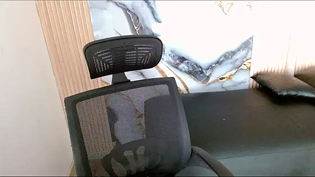 Snapshot of Dollbehavior_ chatting on 10/22/25, 11:21 Dollbehavior online show from 10/22/25, 11:21