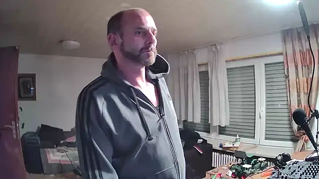 Snapshot of rosaeichel chatting on 04/15/26, 08:42 rosaeichel online show from 04/15/26, 08:42