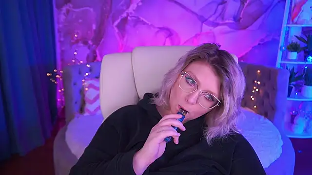 Snapshot of CoolTatis chatting on 12/20/25, 06:53 CoolTatis online show from 12/20/25, 06:53