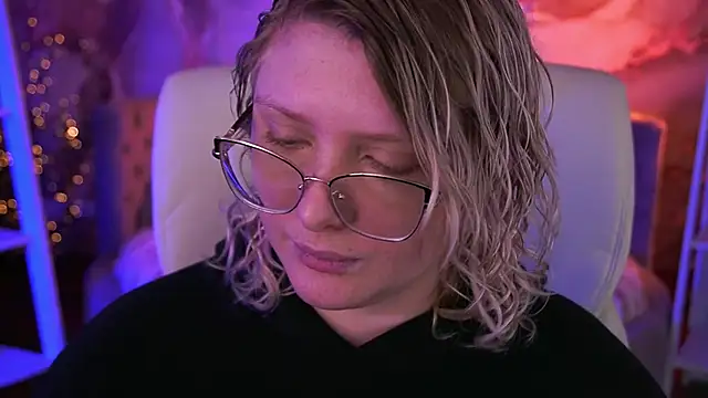 Snapshot of CoolTatis chatting on 02/09/26, 02:10 CoolTatis online show from 02/09/26, 02:10