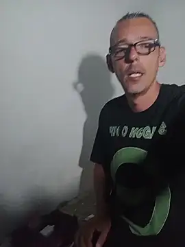 Snapshot of KarameloVzla chatting on 04/19/26, 02:33 KarameloVzla online show from 04/19/26, 02:33